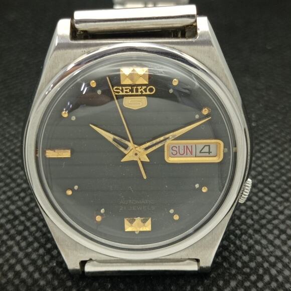 Seiko Black and Gold Men's Watch - Picture 4 of 8